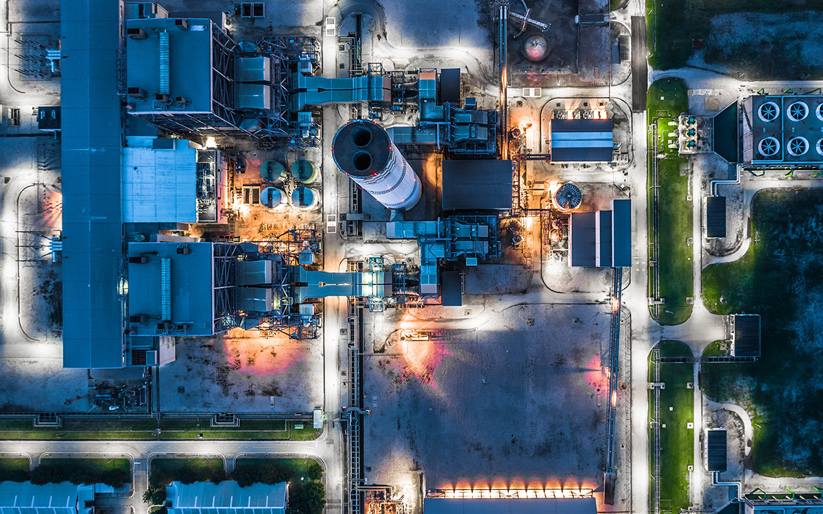 Power plant where a gas stream is fully converted to carbon dioxide and water.